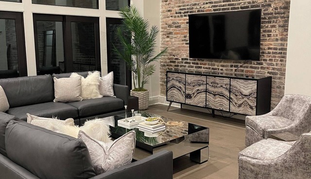 Experience the Charm of New Orleans CBD: Prime Location, Walkable, and Spacious