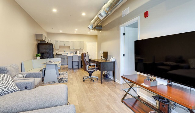Explore the City! Walkable Lawrenceville Condo