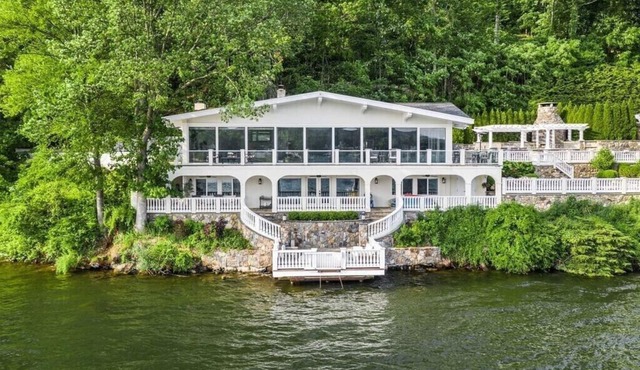 Family Friendly/Direct Waterfront/Chefs indoor & outdoor kitchen/3 fireplaces
