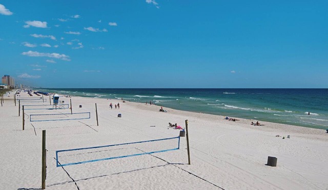 Family Friendly! 3bd, 2BA Home! Close to Beach! HOT Tub!