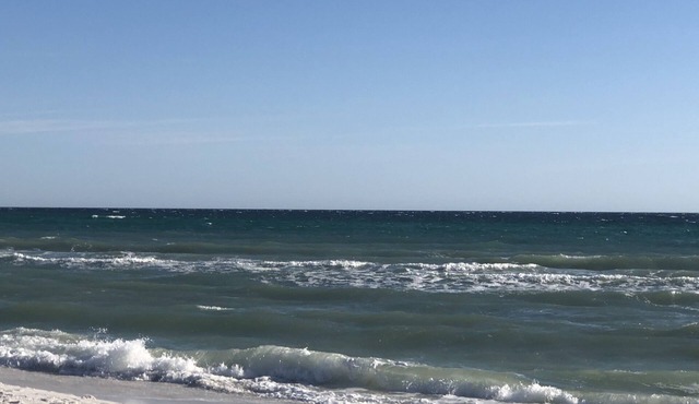 Family-sized townhome ,Pool, 5 mins walk to the beach !