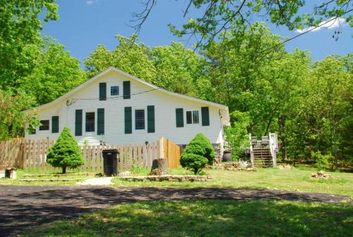 Farmhouse Retreat - Sleeps 10 - 1hr from STL