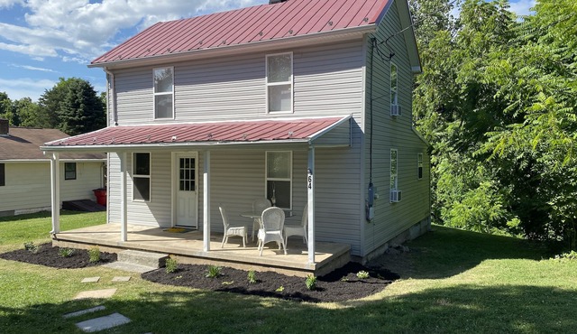 Farmhouse Retreat Sleeps 6, Yard for Tents, Near River + C&O Canal