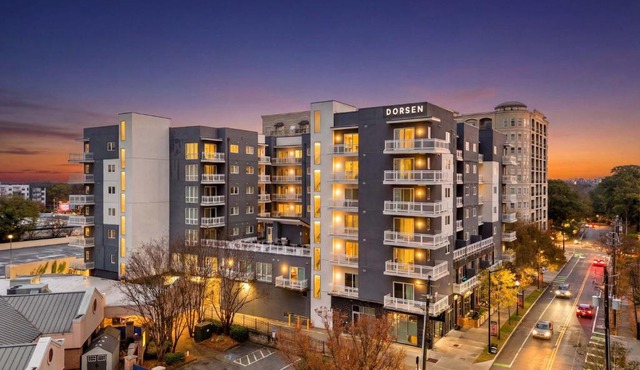 FIFA 2026 Stay - King Studio Getaway! Prime Location, Balcony, Gym - 2 min from Mercedes Benz Stadium - 7