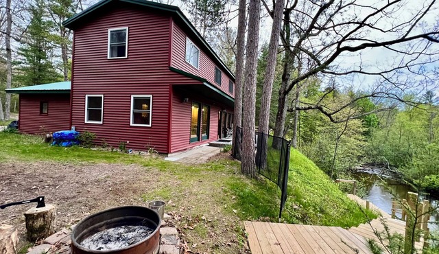 Fishermen's riverside oasis with fishing dock. Pet friendly.