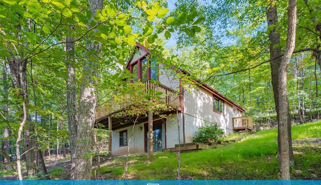 Forest 2BR chalet w/hot tub & backyard