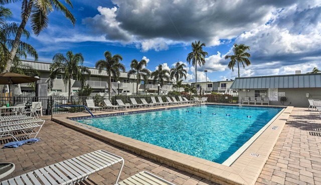 Fort Myers Condo w/Pool, 9 Mi to Fort Myers Beach