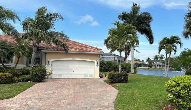 Fort Myers Villa approximately 3 miles to beach with private pool and hot tub.