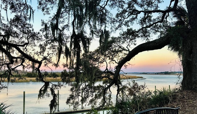 FREE Bikes & Stroll to Marina: The Shrimp Boat Couples Retreat, 5 Min to Sav