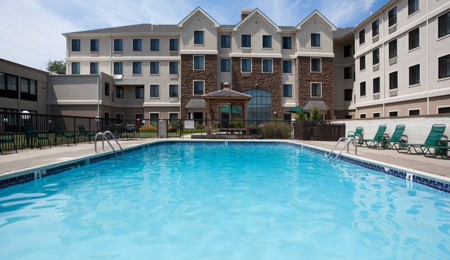 Free Breakfast. Pool. 10 Min Drive to the University of Delaware!