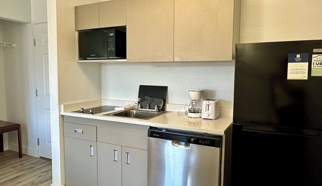 Fully Furnished Hotel Suites in Las Vegas with Fitness Room and Outdoor Pool