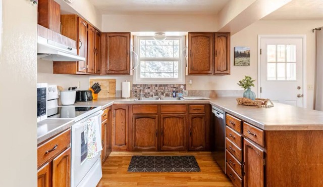 Game Room - Pet-Friendly - Fire Pit - Deck - AC - Near Airport