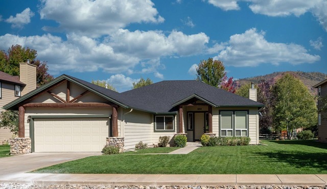 Golf Course, A/C, Hot Springs Close!