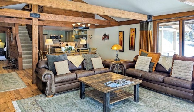 Gorgeous country escape with deck & wood-burning fireplace - near hiking trails