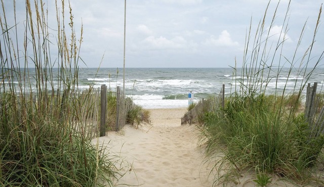 Gorgeous house 3 min walk to ocean; community pool, Celebrate The Simple Life!