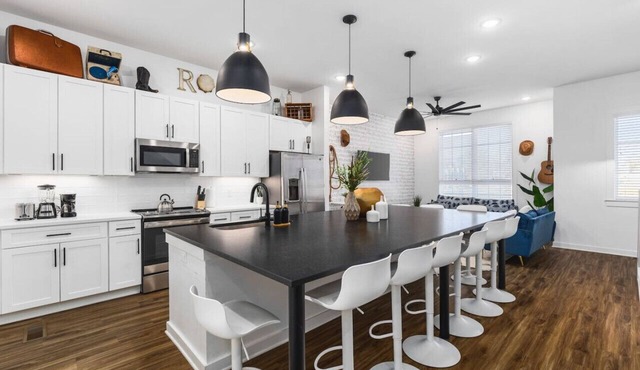 Gorgeous House w/Rooftop Patio, Garage, 3 miles to Downtown