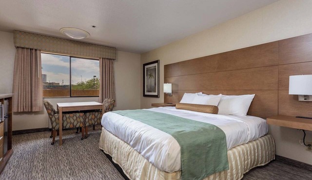 GREAT DESERT STAY! COMFY AND MODERN UNIT, POOL, PARKING AND POOL