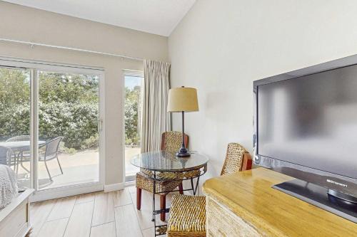 Ground-Level Studio with Resort Pools and Beach Access