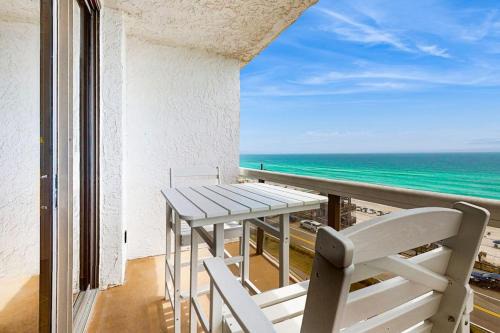 Gulf-front studio with gorgeous views shared pool & hot tub central AC WiFi