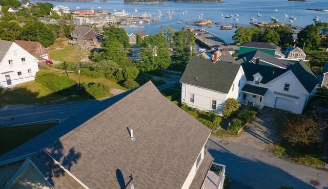 Harbor Vista - Fashionable In-Town, Sea View Home