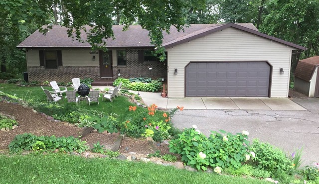 Harmony House, spacious 5-bedrooms in downtown Baraboo near Devil's Lake Park