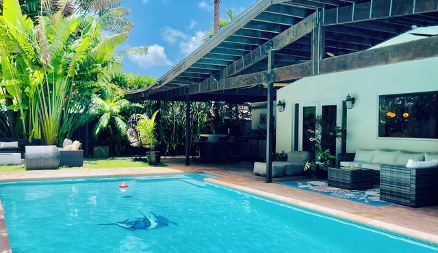 Heated pool, King beds, full outdoor kitchen, gate, blocks from highway exit.