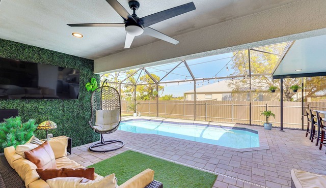 Heated Pool & Outdoor Kitchen: Cape Coral Home