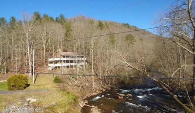 Hiawassee Rapids Lodge 4/4 with a hot tub overlooking the river rapids