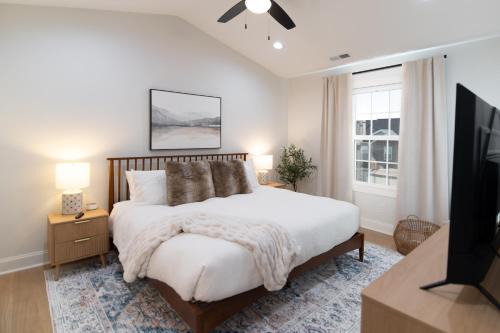 Hill City Lux Mins to LU King Bed Sleeps 8