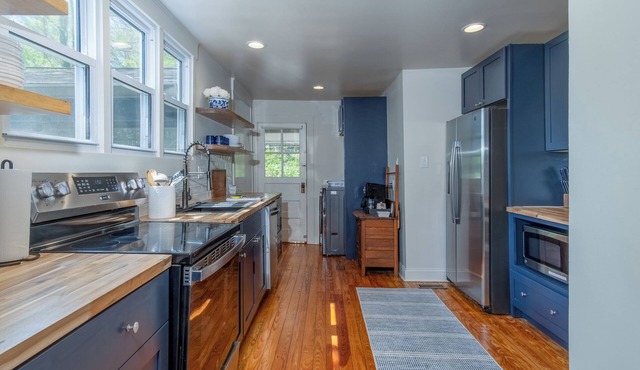 Hilltop Haven - Walkable to Downtown!