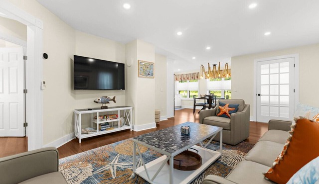 Historic 5BR, Dual Kitchens, Walk to Beach