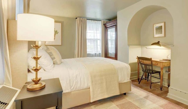Historic Downtown Boutique Hotel with Queen Bed
