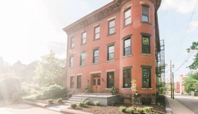 Historic Hamilton Irish Kitchen |Private PARKING!