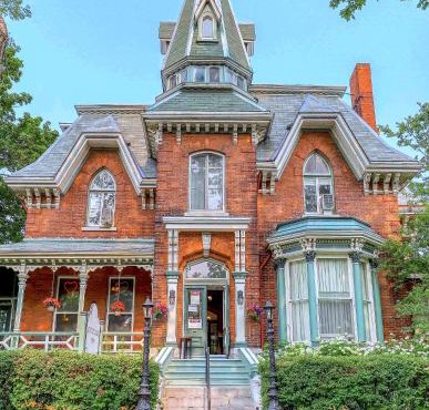 Hochelaga Inn