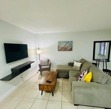 Hollywood 1BR Apartment Self Check-In & Free Parking 108