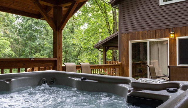Homestead Cottage with hot tub & trails