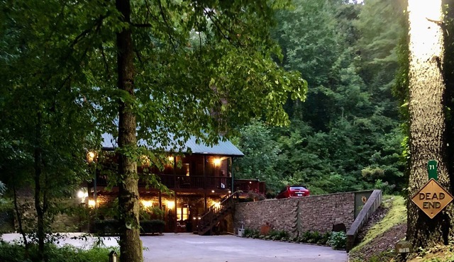 Hot Tub and Beautiful Deck, Sky Valley Amenities, Sleeps 5