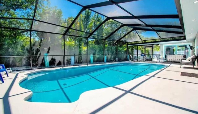 Huge Home w/Cabana & Giant Pool *5 mins to Beaches