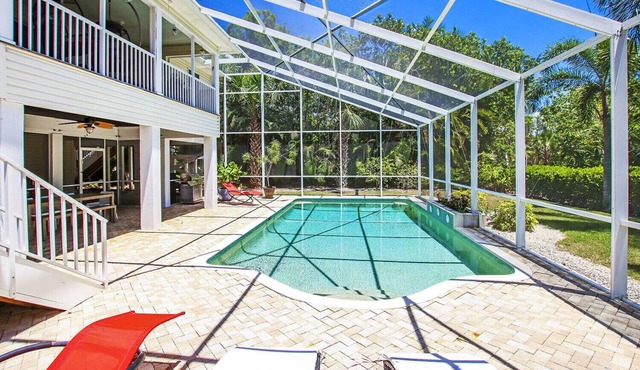 Ibis Lane - Beautifully renovated home with pool near shops and restaurants
