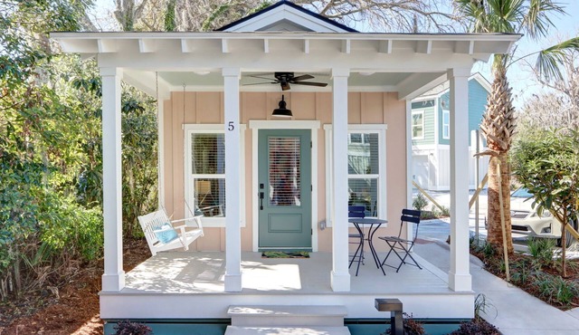 In The Pink - Sassy Cottage 5 min to SAV - 15 min to Beach by Lucky Savannah
