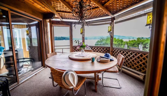 In-Town Lakefront-The Apple Tree Lodge, Unit 1