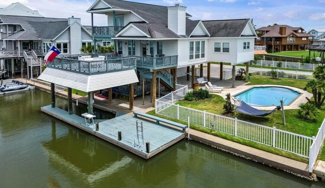Jamaica Beach Waterfront | Heated Pool | Bayfront | Boat Slip | Kayaks | Huge Deck | Grill