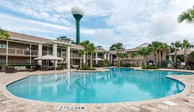 Jekyll Island Stay | Near Beaches | Pool Access | Free Parking | Free Breakfast