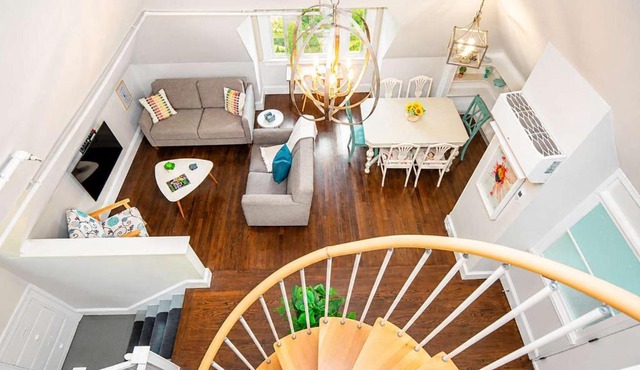Jennifer's Unique Loft Near Brown 2 Parking Spots