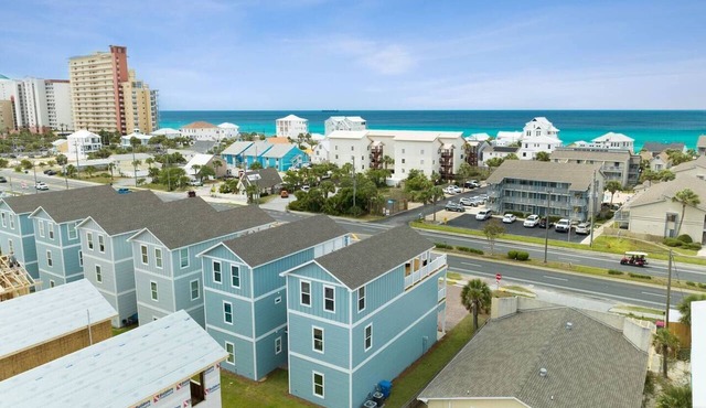 July Beach Days & Sunset Nights – Hot Tub, Arcade, Fire Pit, Sun Deck, BBQ grill