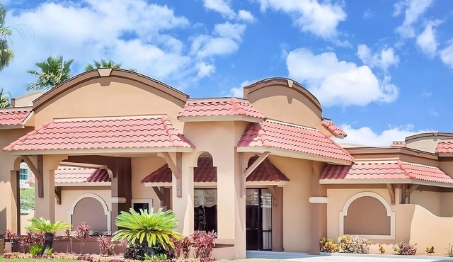 Just What You Were Looking For! 3 Comfortable Units, Pool