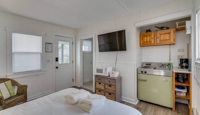 K's Motel with Stunning St. Lawrence River Views - Room 2