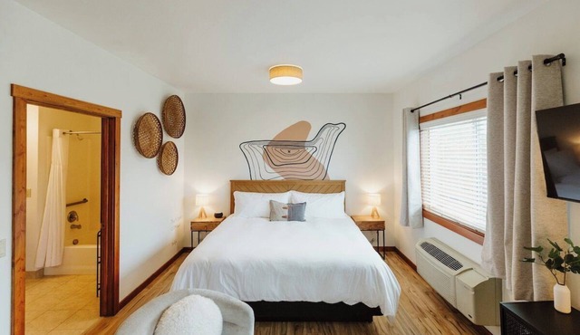 King Accessible Studio Suite with Full Kitchen and Washer/Dryer in the Heart of Kalispell, MT