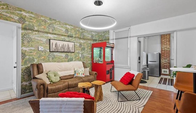 King Bed Apartment Near Butler St