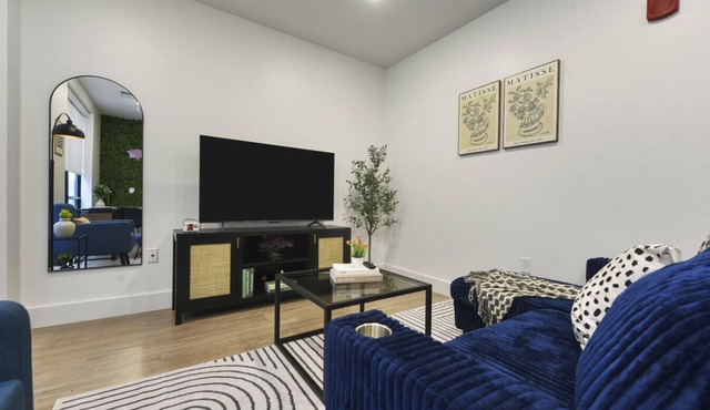 King Bed | Free Parking | Near UPMC, Pitt & CMU